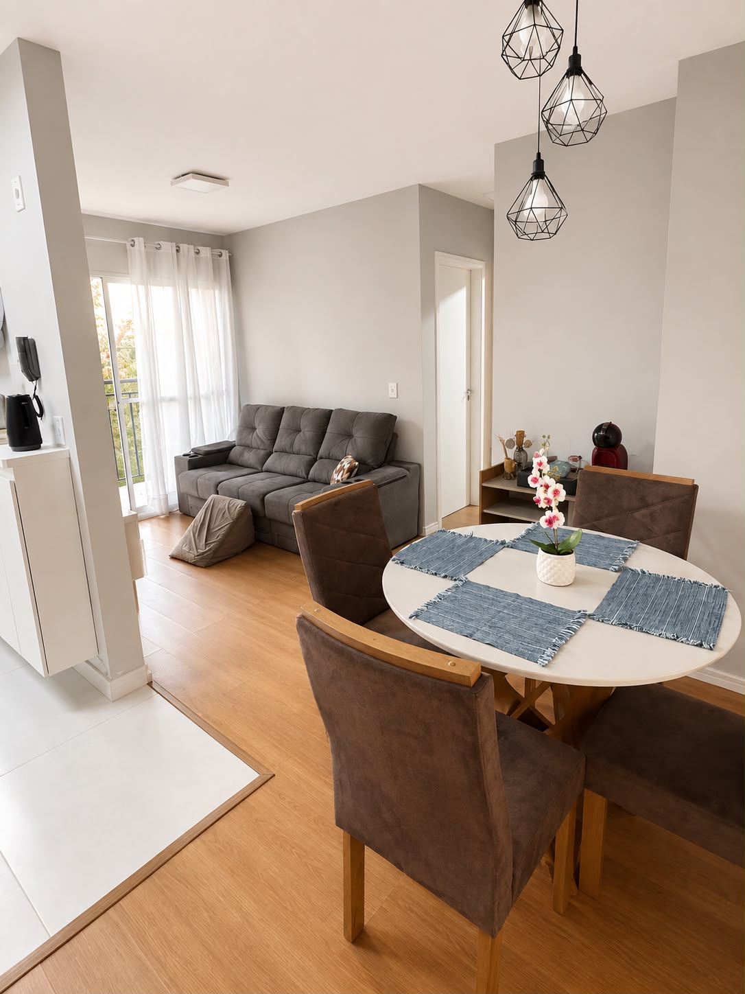 Sala de jantar integrada à sala de estar do apartamento