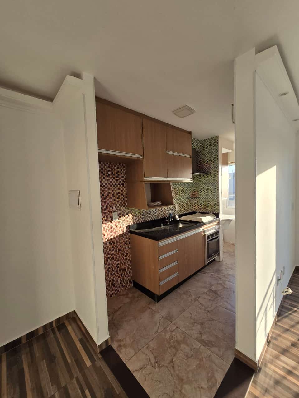 Cozinha com armários planejados do apartamento